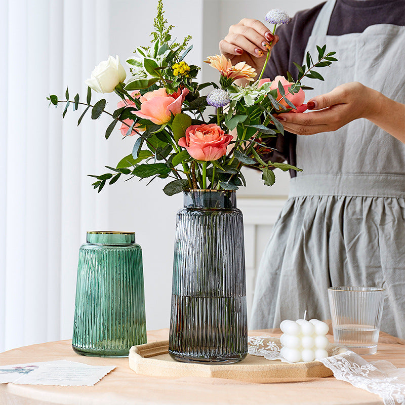 Vase en verre rayé rétro — Fleurs fraîches et séchées