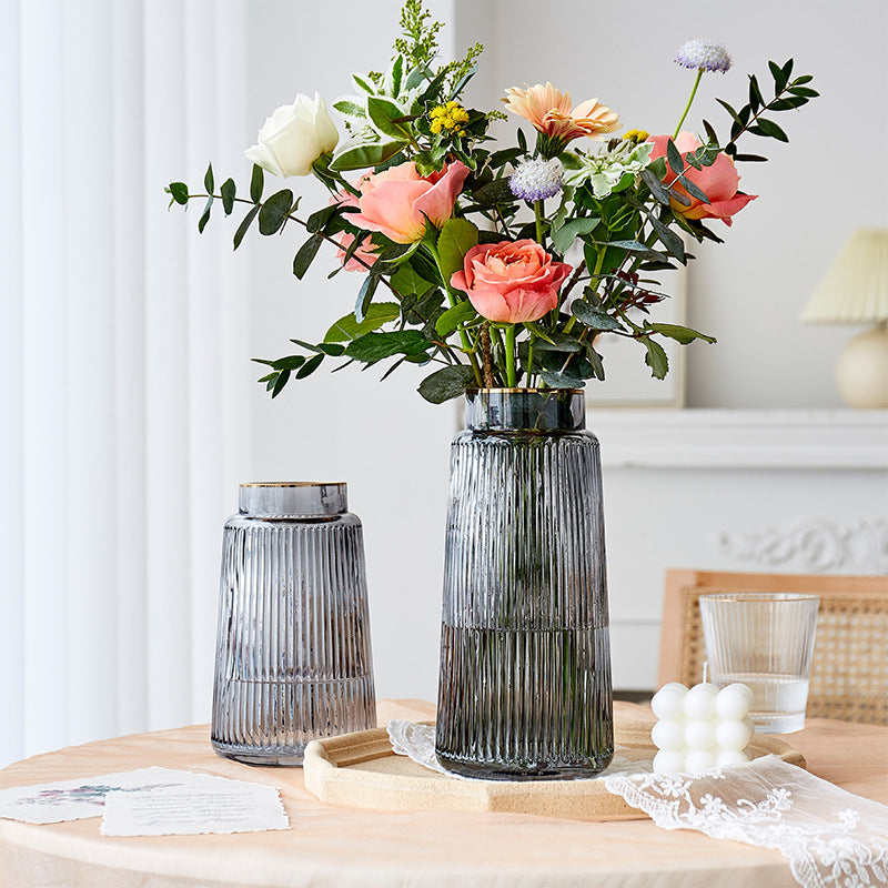 Vase en verre rayé rétro — Fleurs fraîches et séchées