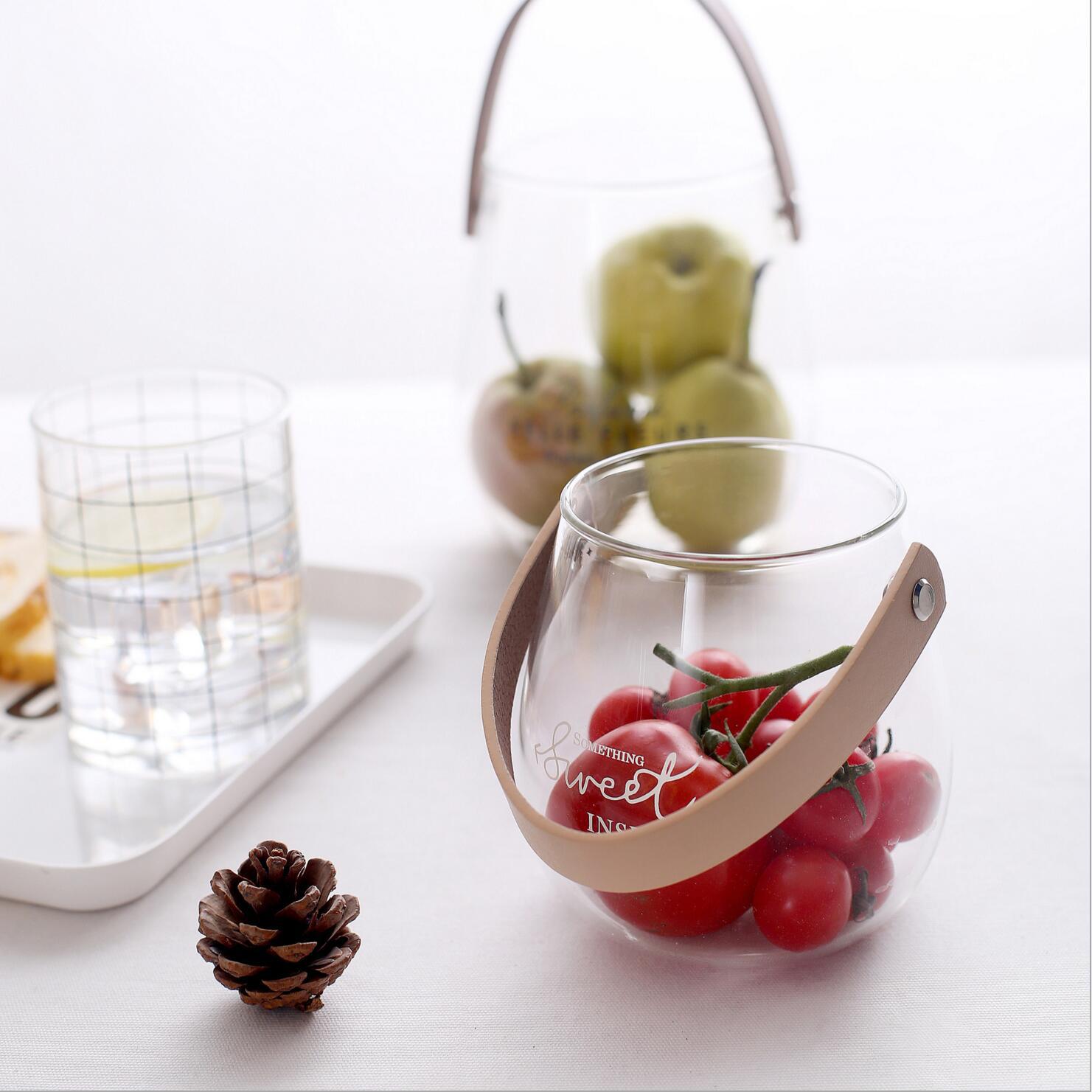 Vase en verre à anse — Fleurs fraîches et séchées